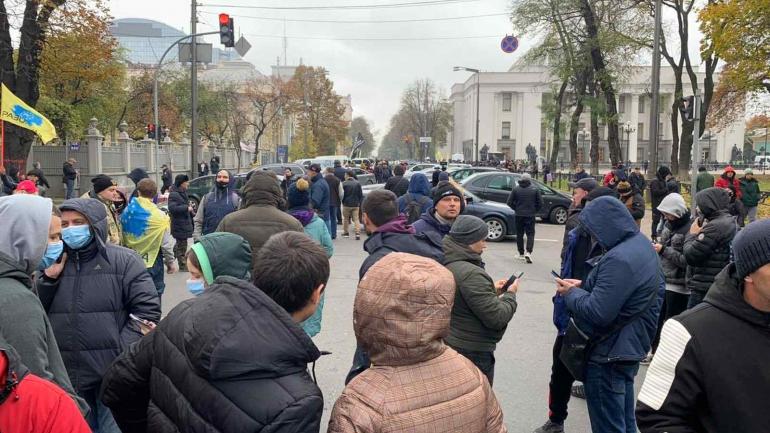 Вінницьких &laquo;євробляхерів&raquo; побили біля парламенту правоохоронці
