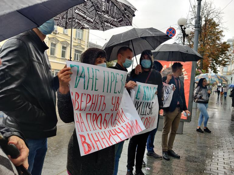 Вінничани з плакатами на Соборній чекають Володимира Зеленського