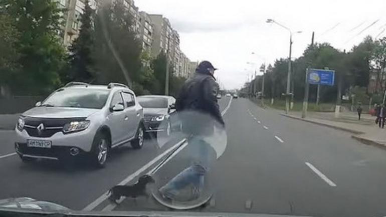 Таксі у Вінниці збило пішохода з собачкою