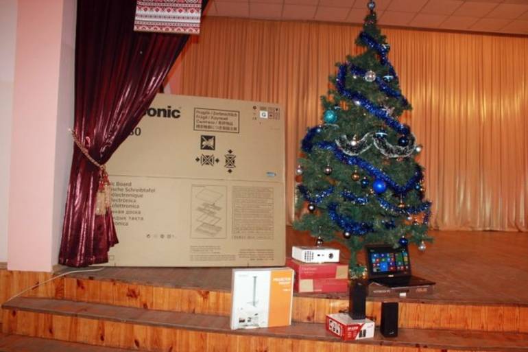 Трьом вінницьким школам вручили мультимедійні комплекси