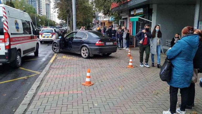 У Вінниці БМВ вилетіло на зупинку та збило 58-річну жінку