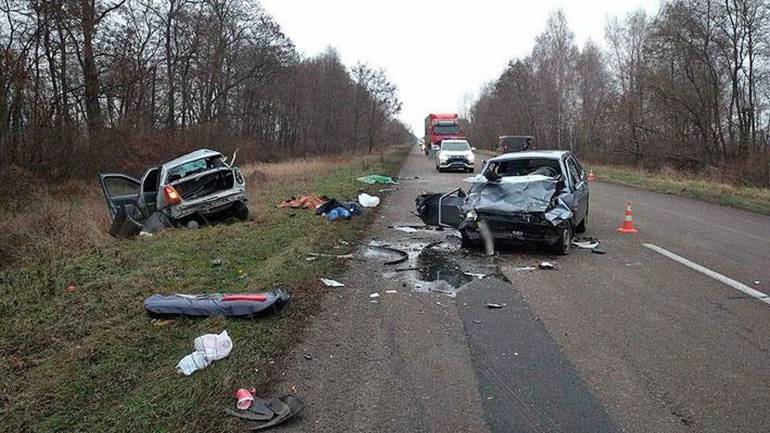 На Чернігівщині зіткнулись два автомобілі: загинуло троє осіб