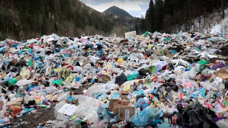 Карпати тонуть у смітті: річки та гори засипані відходами