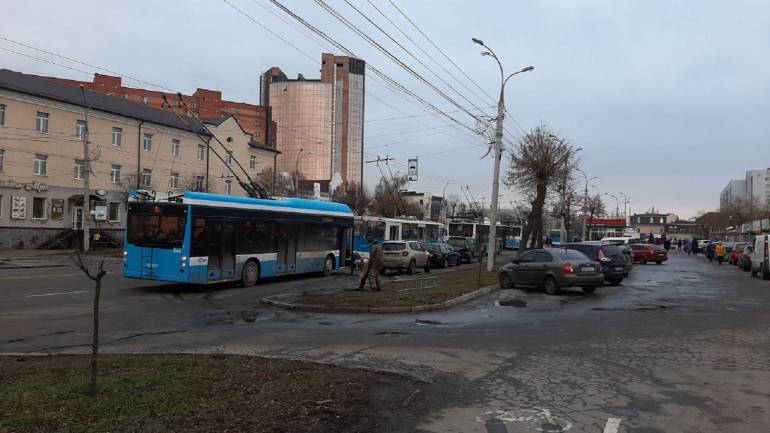 Транспортний колапс: у центрі Вінниці &laquo;встали&raquo; тролейбуси