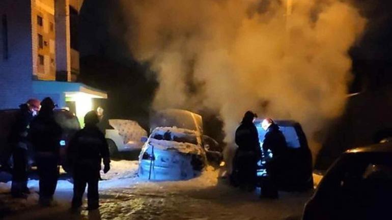 У Вінниці у дворі згоріли BMW та Range Rover
