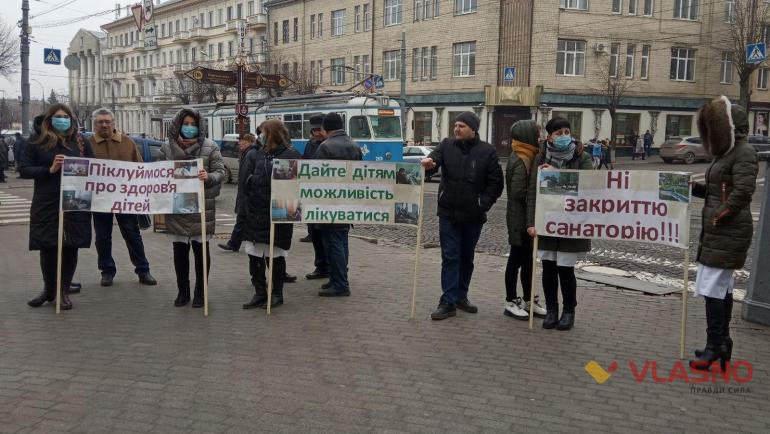 Медики з дитячого психоневрологічного санаторію пікетують Вінницьку облраду (ФОТО)