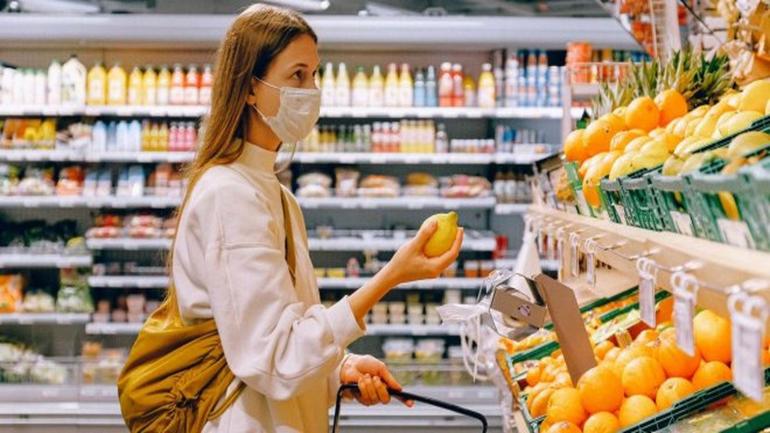 Через падіння гривні та неврожай деякі продукти в Україні подорожчали до 40%
