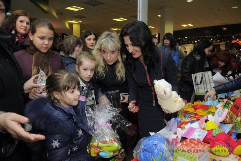 Дітям дарували іграшки, телефони, солодощі просто в торгівельному центрі