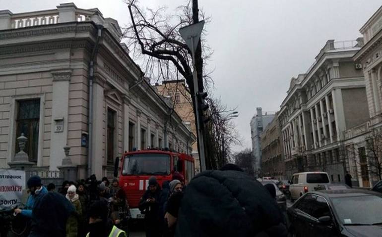 Газ, бруківка, шини: під Верховною Радою зіткнення силовиків і мітингувальників