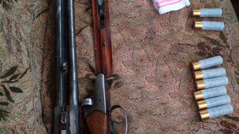 Вінничани незаконно зберігали вдома обріз мисливської рушниці та 30 набоїв
