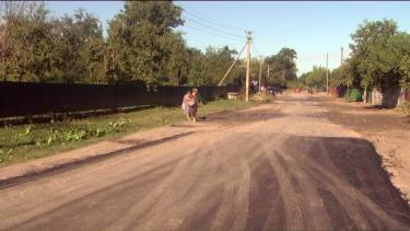 Без водостоків та чайничком "ремонтували" дорогу в селі на Вінниччині