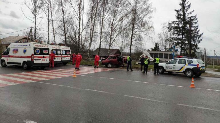 З ДТП на Вінниччині &laquo;швидка&raquo; забрала трьох людей