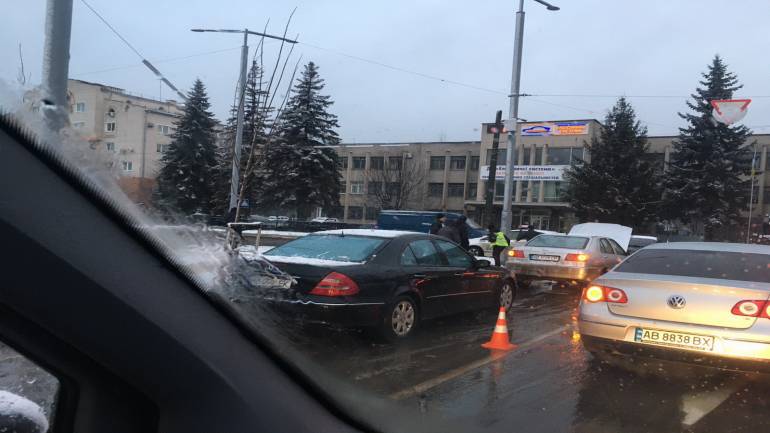 Через сніг у Вінниці сталось більше 15 аварій