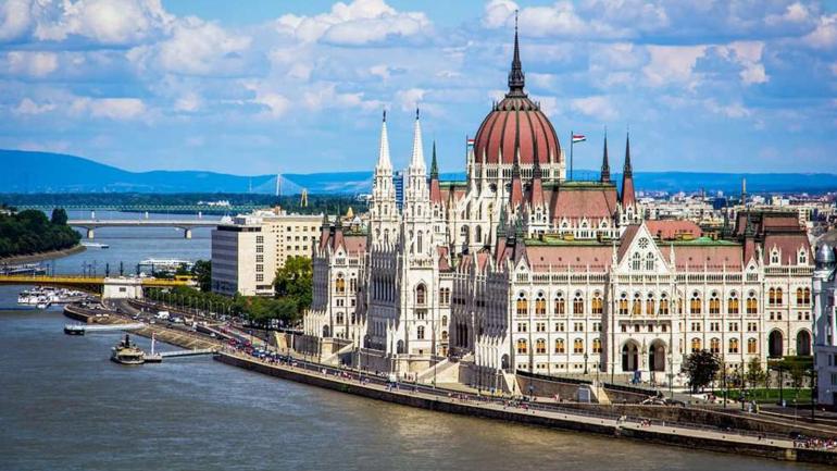 Угорщина закриває кордон з Україною