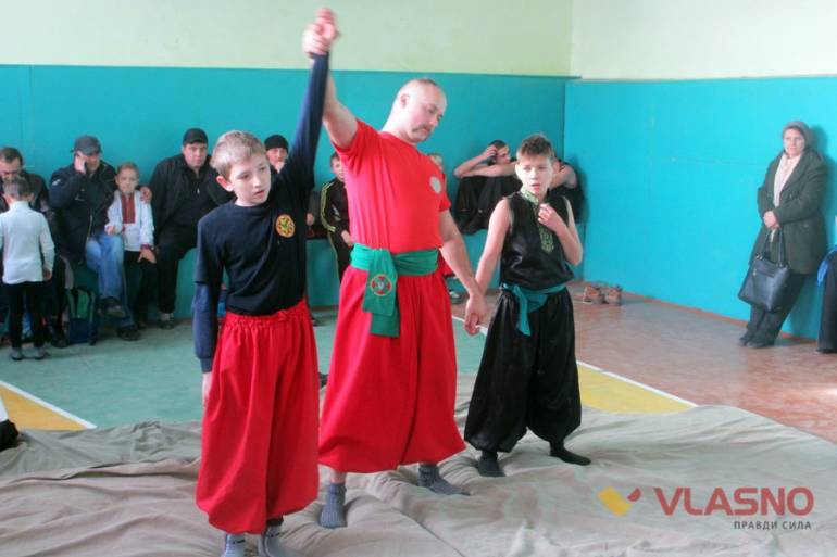 козацькі змагання з боротьби навхрест у Гнівані фото