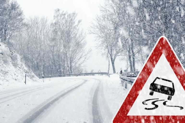 Водіям на замітку: куди телефонувати, якщо ви застрягли на дорозі взимку