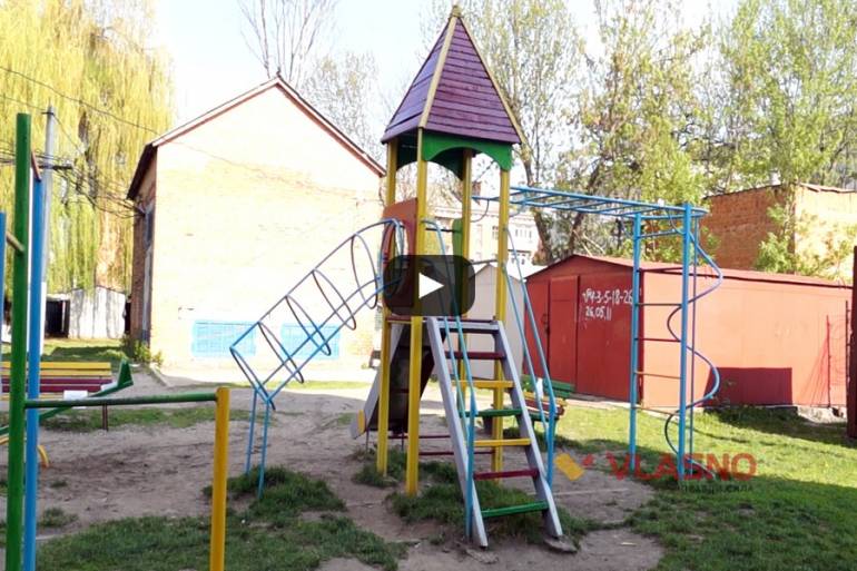 Діти більше року  грались посеред іржавих цвяхів 
