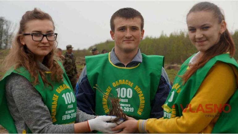 Майже 10 000 саджанців вінничани посадили на честь Небесної Сотні