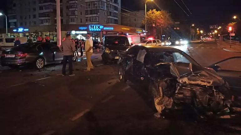 Троє госпіталізованих та збитий світлофор: вночі у Вінниці сталася потрійна ДТП