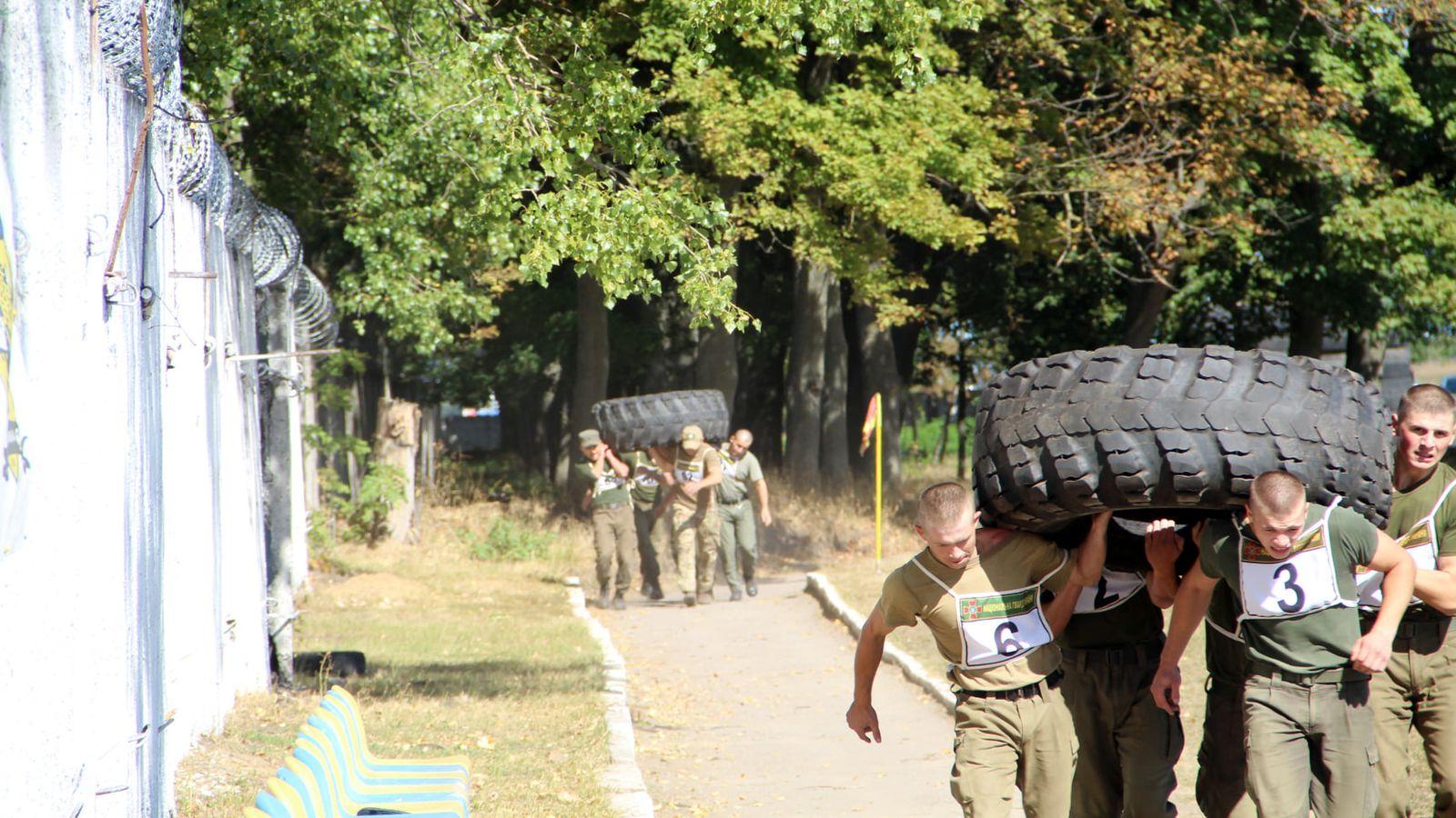 Вінницькі нацгвардійці відзначили День спорту змаганнями