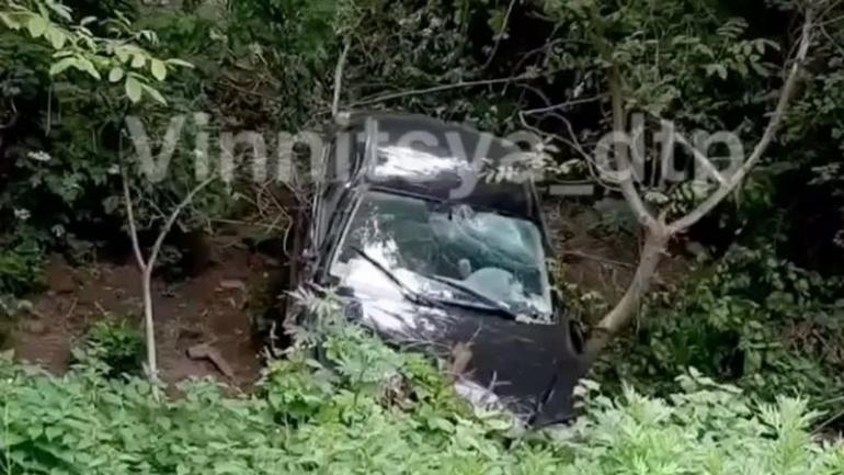 У Вінниці показали відео, як автівка злетіла з дороги перед Київським мостом