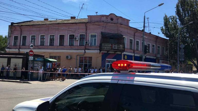 Одеський молодик взяв у заручники двох працівниць та вимагав від них мільйон доларів і вертоліт