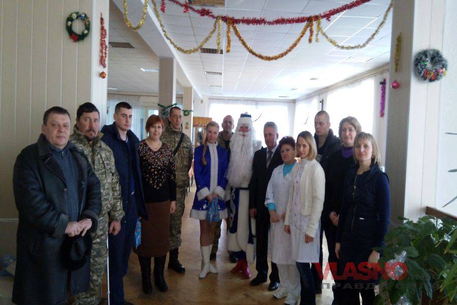 Новий рік у військовому шпиталі: бійців цілували, пригощали цукерками та обдаровували сувенірами