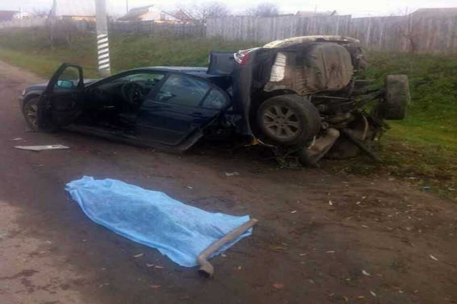 На Вінниччині водій не розминувся зі стовпом: померла 15-річна дівчина 
