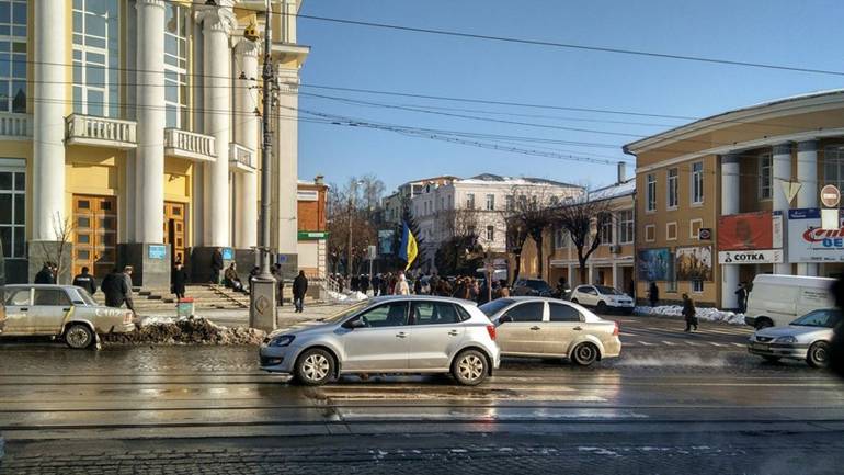 Вінничани пікетують ОДА через побиття людей під ВР (ВІДЕО)