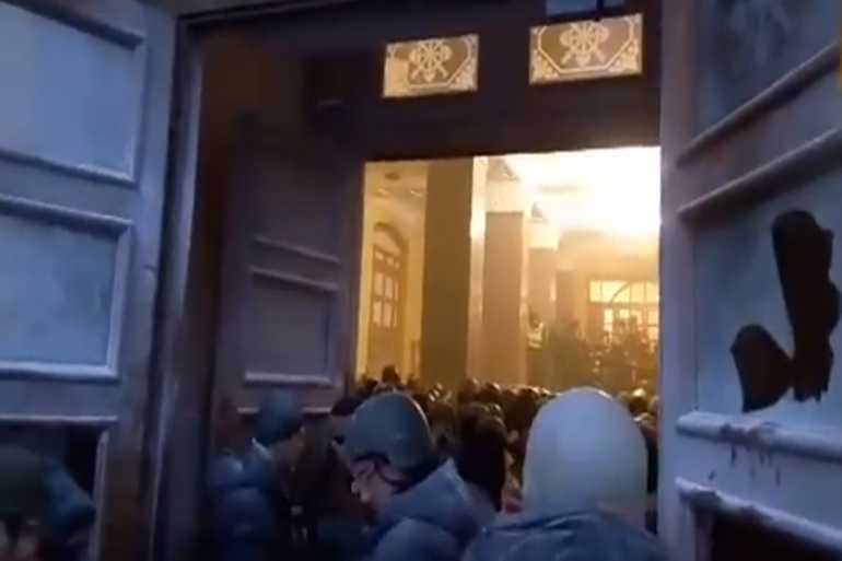Активісти від Жовтневого перемістилися під Раду