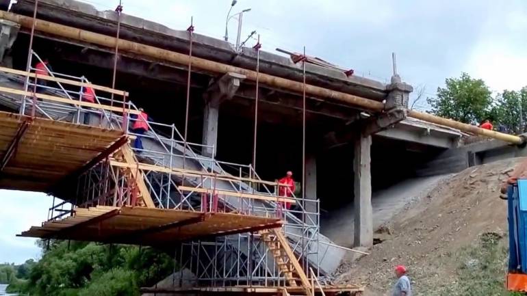 Київський міст у Вінниці продовжують ремонтувати