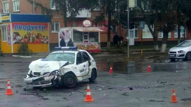 На Вінниччині автомобіль поліції зіткнувся з мікроавтобусом